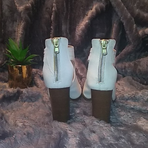 Bnwot box real leather sandals - Picture 3 of 5